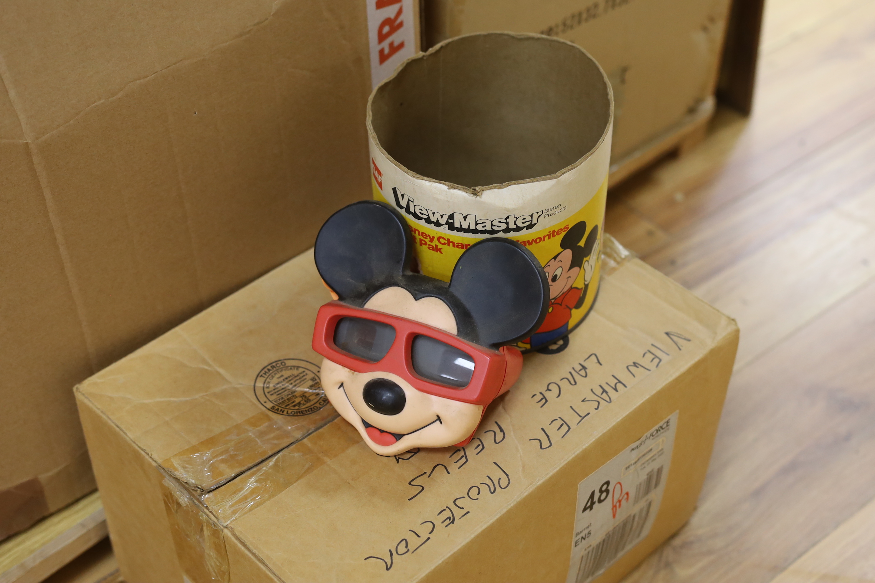 Fifteen View-Master viewers including a ‘Model K’, a Mickey Mouse viewer, etc. together with a boxed Junior Projector, a large View-Master projector in a Disney themed cylindrical ‘tub’, three additional View-Master card